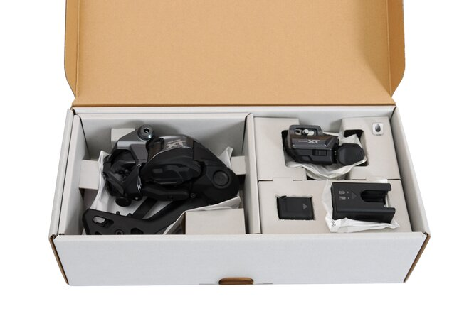 Shimano XT Di2 Upgrade Kit, Set mit RD-M8250- SGS/SW-M8250-IR/BT-DN320/EC-DN100/SM-CN910-12 Box